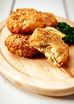 포토 JPG 음식 도마 근접촬영 사람없음 목재 튀김 레몬 안주 야식 치킨너겟 나무배경 국내포토 나무 뷰포인트 백그라운드 과일 재료 주방용품 파일형식