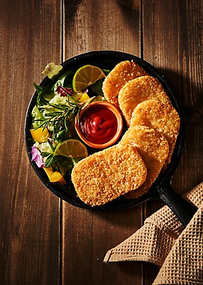 포토 JPG 음식 사람없음 목재 하이앵글 샐러드 튀김 케첩 천 안주 야식 해쉬브라운 나무배경 국내포토 나무 뷰포인트 백그라운드 재료 감자튀김 직물 소스_음식 파일형식