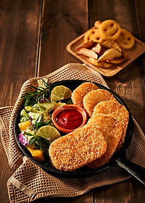 포토 JPG 음식 미소 사람없음 목재 샐러드 튀김 감자튀김 케첩 천 안주 야식 해쉬브라운 나무배경 국내포토 나무 백그라운드 재료 감자 표정 직물 소스_음식 파일형식