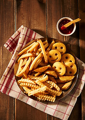 포토 JPG 음식 미소 사람없음 목재 하이앵글 튀김 감자튀김 케첩 천 안주 야식 나무배경 국내포토 나무 뷰포인트 백그라운드 재료 감자 표정 직물 소스_음식 파일형식