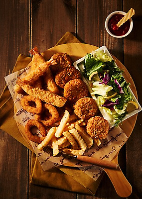 포토 JPG 음식 사람없음 목재 하이앵글 샐러드 튀김 감자튀김 케첩 천 안주 야식 새우튀김 양파링 모듬튀김 치킨너겟 나무배경 국내포토 나무 뷰포인트 백그라운드 재료 새우 감자 직물 소스_음식 파일형식