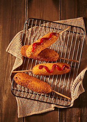 포토 JPG 음식 디저트 사람없음 목재 하이앵글 튀김 케첩 천 안주 핫도그 나무배경 국내포토 나무 뷰포인트 백그라운드 재료 패스트푸드 직물 소스_음식 파일형식