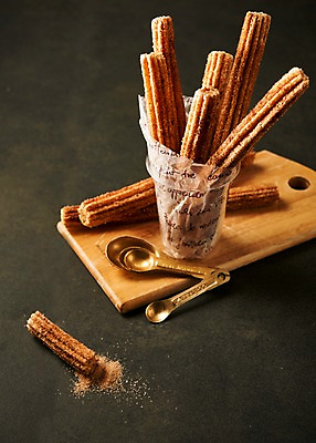 포토 JPG 음식 디저트 도마 사람없음 튀김 설탕 안주 계량스푼 츄러스 국내포토 주방용품 파일형식