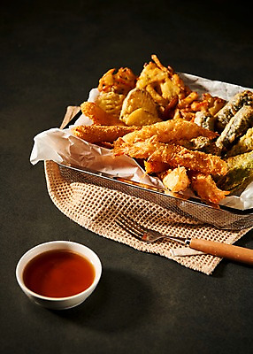 포토 JPG 음식 포크 사람없음 튀김 소스 천 안주 야식 새우튀김 김말이 모듬튀김 국내포토 식기 새우 직물 양념 파일형식