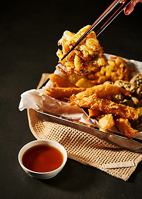 포토 JPG 음식 젓가락 사람없음 튀김 소스 천 안주 야식 새우튀김 김말이 모듬튀김 국내포토 새우 수저 직물 양념 파일형식