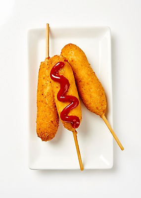 포토 JPG 그릇 접시 음식 디저트 사람없음 하이앵글 튀김 케첩 안주 핫도그 국내포토 식기 뷰포인트 패스트푸드 소스_음식 파일형식