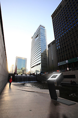 전신 PSD 편집 편집이미지 광고판 사람 여러명 건물 그래픽 3D 도시 디지털합성 합성 청계천 옥외간판 옥외광고 키오스크 디지털아트 목업 편집실사 편집3D 건축물 다수 간판 서울 알림판 강 CG 판 랜드마크 파일형식