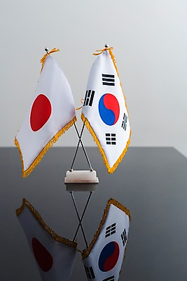 포토 JPG 나라 아시아 상징 한국 사람없음 세계 글로벌 반사 일본 깃발 국기 태극기 정상회담 국내포토 파일형식