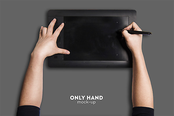 PSD 편집 편집이미지 손 디자인 남자 한명 손짓 신체부위 태블릿 양손 그리기 디자이너 그림 전단 합성 목업 태블릿펜 이미지편집 직업 1 모션 사람 전자제품 스마트기기 펜 홍보물 파일형식