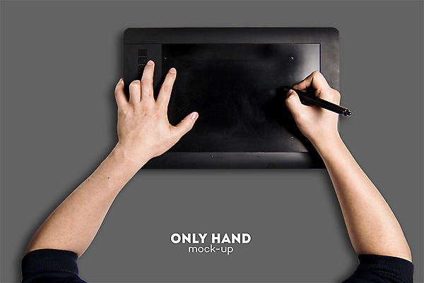 PSD 편집 편집이미지 손 디자인 남자 한명 손짓 신체부위 태블릿 양손 그리기 디자이너 그림 전단 합성 목업 태블릿펜 이미지편집 직업 1 모션 사람 전자제품 스마트기기 펜 홍보물 파일형식