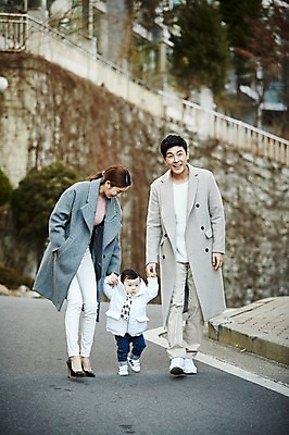 포토 JPG 주간 전신 응시 여자 남자 아들 가족 엄마 웃음 성인 야외 앞모습 세명 30대 걷기 손잡기 화목 한국인 아기 가족라이프 아빠 외출 국내포토 자연요소 라이프스타일 시선 뷰포인트 컨셉 관계 모션 표정 사람 동양인 장년 파일형식 인종 생활