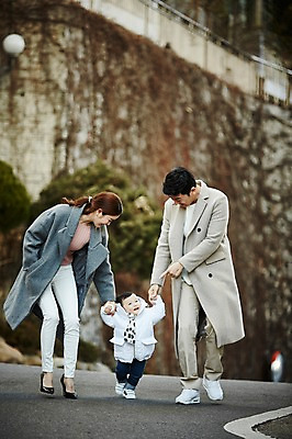 포토 JPG 주간 전신 응시 여자 남자 아들 가족 엄마 웃음 성인 야외 앞모습 세명 30대 걷기 손잡기 화목 한국인 아기 가족라이프 아빠 외출 국내포토 자연요소 라이프스타일 시선 뷰포인트 컨셉 관계 모션 표정 사람 동양인 장년 파일형식