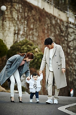 포토 JPG 주간 전신 응시 여자 남자 아들 가족 엄마 웃음 성인 야외 앞모습 세명 30대 걷기 손잡기 화목 한국인 아기 가족라이프 아빠 외출 국내포토 자연요소 라이프스타일 시선 뷰포인트 컨셉 관계 모션 표정 사람 동양인 장년 파일형식