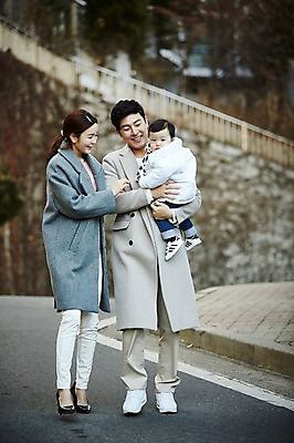 포토 JPG 주간 전신 응시 여자 남자 아들 가족 안기 엄마 웃음 성인 야외 앞모습 세명 30대 걷기 화목 한국인 아기 가족라이프 아빠 외출 국내포토 자연요소 라이프스타일 시선 뷰포인트 컨셉 관계 모션 표정 사람 동양인 장년 파일형식