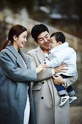 포토 JPG 주간 전신 응시 여자 남자 아들 가족 안기 엄마 웃음 상반신 성인 야외 앞모습 옆모습 세명 30대 걷기 화목 한국인 아기 가족라이프 아빠 외출 국내포토 자연요소 라이프스타일 시선 뷰포인트 컨셉 관계 모션 표정 사람 동양인 장년 파일형식