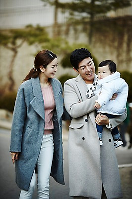 포토 JPG 주간 전신 응시 여자 남자 아들 가족 안기 엄마 웃음 상반신 성인 야외 옆모습 아웃포커스 세명 30대 걷기 화목 한국인 아기 가족라이프 아빠 외출 국내포토 자연요소 라이프스타일 시선 뷰포인트 컨셉 관계 모션 촬영기법 표정 사람 동양인 장년 파일형식 인종 생활