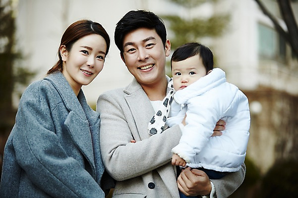 포토 JPG 주간 여자 남자 아들 가족 안기 엄마 서기 웃음 상반신 성인 야외 앞모습 아웃포커스 세명 30대 화목 한국인 아기 가족라이프 아빠 외출 국내포토 자연요소 라이프스타일 뷰포인트 컨셉 관계 모션 촬영기법 표정 사람 동양인 장년 파일형식