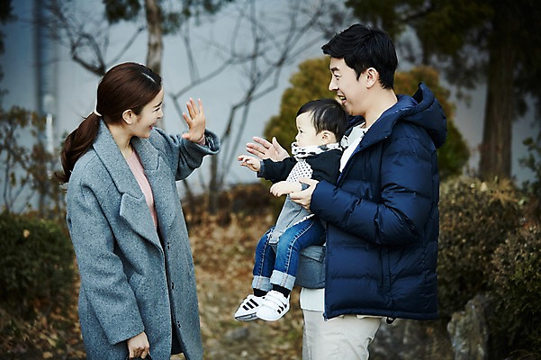 포토 JPG 주간 응시 여자 남자 아들 가족 안기 엄마 서기 웃음 상반신 성인 야외 옆모습 세명 30대 화목 한국인 아기 인사 가족라이프 아빠 출근 워킹맘 배웅 국내포토 자연요소 라이프스타일 시선 뷰포인트 컨셉 관계 모션 표정 사람 동양인 장년 예절 비즈니스우먼 출퇴근 파일형식