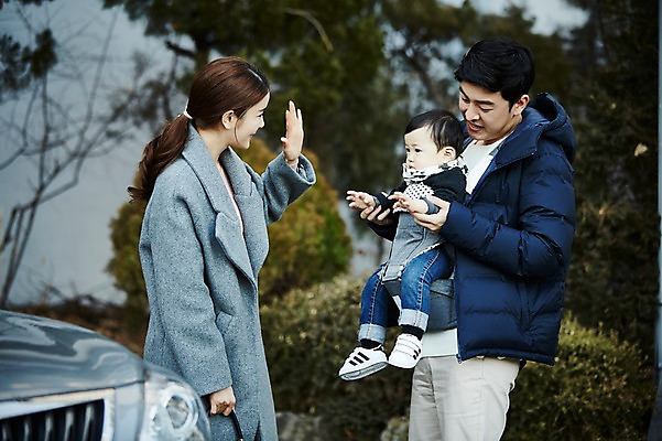 포토 JPG 주간 전신 응시 여자 남자 아들 가족 안기 엄마 웃음 상반신 성인 야외 앞모습 옆모습 세명 30대 화목 한국인 아기 인사 가족라이프 아빠 출근 워킹맘 배웅 국내포토 자연요소 라이프스타일 시선 뷰포인트 컨셉 관계 모션 표정 사람 동양인 장년 예절 비즈니스우먼 출퇴근 파일형식