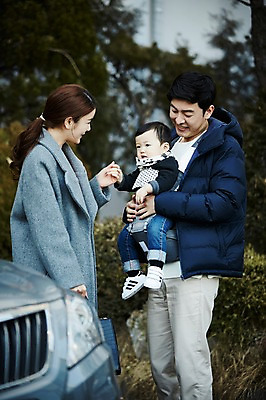 포토 JPG 주간 전신 응시 여자 남자 아들 가족 안기 엄마 서기 웃음 상반신 성인 야외 옆모습 세명 30대 화목 한국인 아기 인사 가족라이프 아빠 출근 워킹맘 배웅 국내포토 자연요소 라이프스타일 시선 뷰포인트 컨셉 관계 모션 표정 사람 동양인 장년 예절 비즈니스우먼 출퇴근 파일형식