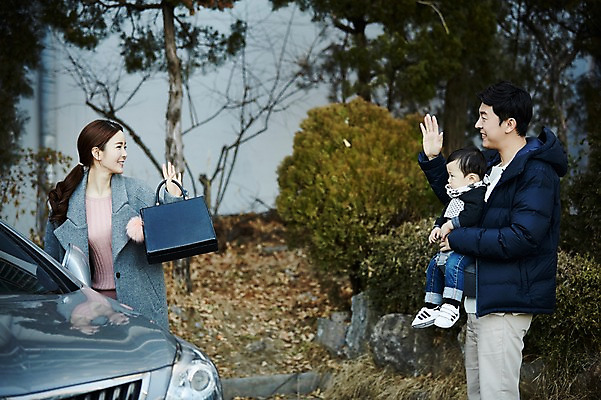 포토 JPG 주간 전신 응시 여자 남자 아들 가족 안기 자동차 엄마 서기 웃음 상반신 성인 야외 앞모습 옆모습 세명 30대 화목 한국인 아기 인사 가족라이프 아빠 출근 워킹맘 배웅 국내포토 자연요소 라이프스타일 시선 육상교통 뷰포인트 컨셉 관계 모션 표정 사람 동양인 장년 예절 비즈니스우먼 출퇴근 파일형식