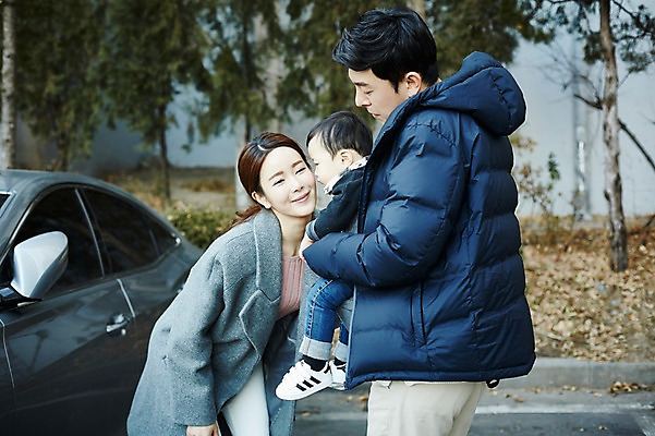 포토 JPG 주간 전신 응시 여자 남자 아들 가족 안기 엄마 키스 서기 웃음 상반신 성인 야외 옆모습 세명 30대 화목 한국인 아기 인사 가족라이프 아빠 출근 워킹맘 배웅 국내포토 자연요소 라이프스타일 시선 뷰포인트 컨셉 관계 모션 표정 사람 동양인 장년 예절 비즈니스우먼 애정표현 출퇴근 파일형식