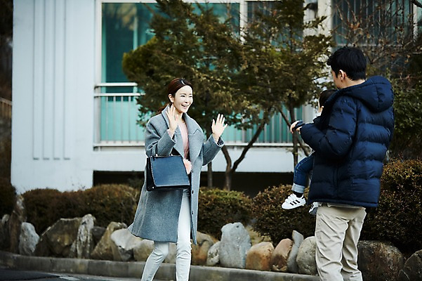 포토 JPG 주간 응시 여자 남자 아들 가족 안기 엄마 서기 웃음 상반신 성인 야외 옆모습 세명 30대 화목 한국인 아기 인사 가족라이프 아빠 퇴근 워킹맘 마중 국내포토 자연요소 라이프스타일 시선 뷰포인트 컨셉 관계 모션 표정 사람 동양인 장년 예절 비즈니스우먼 출퇴근 파일형식