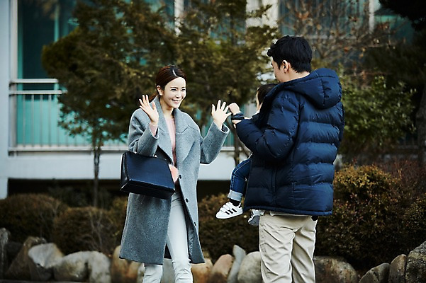 포토 JPG 주간 전신 응시 여자 남자 아들 가족 안기 엄마 서기 웃음 상반신 성인 야외 앞모습 옆모습 세명 30대 화목 한국인 아기 인사 가족라이프 아빠 퇴근 워킹맘 마중 국내포토 자연요소 라이프스타일 시선 뷰포인트 컨셉 관계 모션 표정 사람 동양인 장년 예절 비즈니스우먼 출퇴근 파일형식