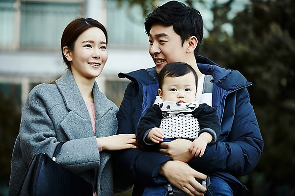 포토 JPG 주간 응시 여자 남자 아들 가족 안기 엄마 서기 웃음 상반신 성인 야외 앞모습 아웃포커스 세명 30대 팔짱 화목 한국인 아기 가족라이프 아빠 국내포토 자연요소 라이프스타일 시선 뷰포인트 컨셉 관계 모션 촬영기법 표정 사람 동양인 장년 파일형식