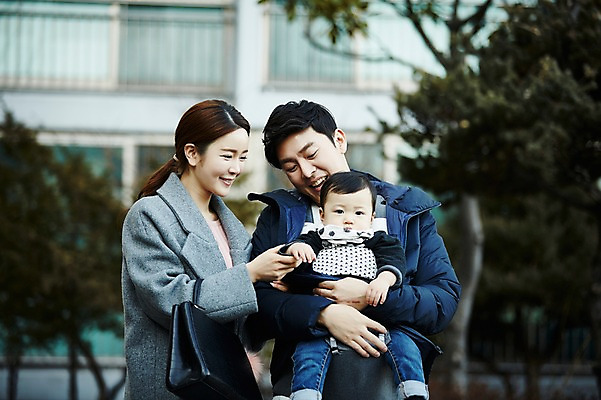 포토 JPG 주간 응시 여자 남자 아들 가족 안기 엄마 서기 웃음 상반신 성인 야외 앞모습 세명 30대 화목 한국인 아기 가족라이프 아빠 국내포토 자연요소 라이프스타일 시선 뷰포인트 컨셉 관계 모션 표정 사람 동양인 장년 파일형식