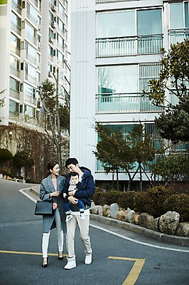 포토 JPG 주간 전신 응시 여자 남자 아들 가족 안기 엄마 서기 웃음 성인 야외 앞모습 세명 30대 걷기 화목 한국인 아기 가족라이프 아빠 워킹맘 배웅 아기띠 국내포토 자연요소 라이프스타일 시선 뷰포인트 컨셉 관계 모션 표정 사람 동양인 장년 아기용품 비즈니스우먼 파일형식