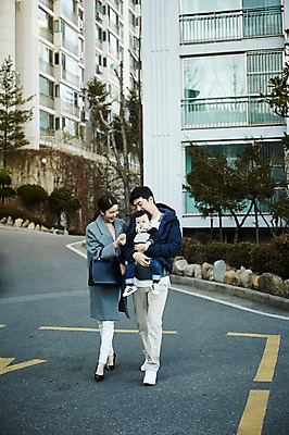 포토 JPG 주간 전신 응시 여자 남자 아들 가족 안기 엄마 서기 웃음 성인 야외 앞모습 세명 30대 걷기 화목 한국인 아기 가족라이프 아빠 워킹맘 배웅 아기띠 국내포토 자연요소 라이프스타일 시선 뷰포인트 컨셉 관계 모션 표정 사람 동양인 장년 아기용품 비즈니스우먼 파일형식