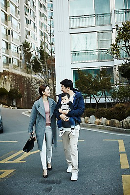 포토 JPG 주간 전신 응시 여자 남자 아들 가족 안기 엄마 서기 웃음 성인 야외 앞모습 세명 30대 마주보기 걷기 화목 한국인 아기 가족라이프 아빠 워킹맘 배웅 아기띠 국내포토 자연요소 라이프스타일 시선 뷰포인트 컨셉 관계 모션 표정 사람 동양인 장년 아기용품 비즈니스우먼 파일형식