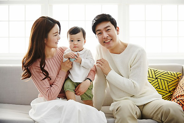 포토 JPG 응시 여자 남자 아들 쿠션 거실 가족 안기 엄마 실내 웃음 앉기 상반신 성인 앞모습 세명 30대 소파 화목 한국인 아기 가족라이프 아빠 국내포토 라이프스타일 시선 뷰포인트 컨셉 의자 관계 모션 표정 사람 동양인 내부 장년 파일형식