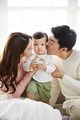 포토 JPG 응시 여자 남자 아들 거실 가족 안기 엄마 키스 실내 웃음 앉기 상반신 성인 앞모습 세명 30대 화목 한국인 아기 가족라이프 아빠 국내포토 라이프스타일 시선 뷰포인트 컨셉 관계 모션 표정 사람 동양인 내부 장년 애정표현 파일형식