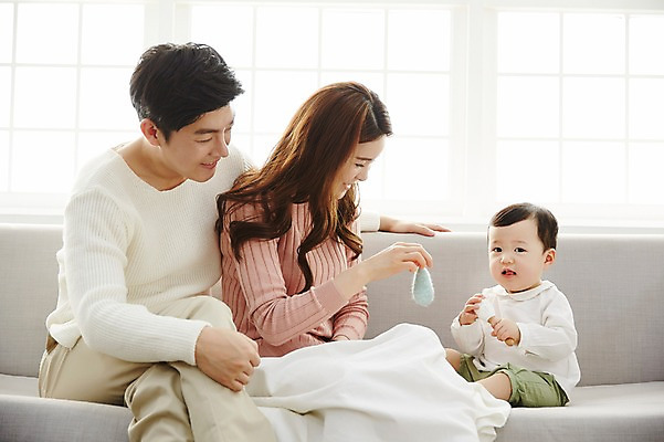 포토 JPG 응시 여자 남자 아들 거실 가족 놀이 엄마 실내 웃음 들기 앉기 상반신 성인 앞모습 옆모습 세명 30대 소파 장난감 화목 한국인 아기 가족라이프 아빠 국내포토 라이프스타일 시선 뷰포인트 컨셉 의자 관계 모션 표정 사람 동양인 내부 장년 파일형식