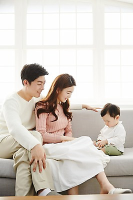 포토 JPG 전신 응시 여자 남자 아들 거실 가족 놀이 엄마 실내 웃음 앉기 성인 옆모습 세명 30대 소파 장난감 화목 한국인 아기 가족라이프 아빠 국내포토 라이프스타일 시선 뷰포인트 컨셉 의자 관계 모션 표정 사람 동양인 내부 장년 파일형식