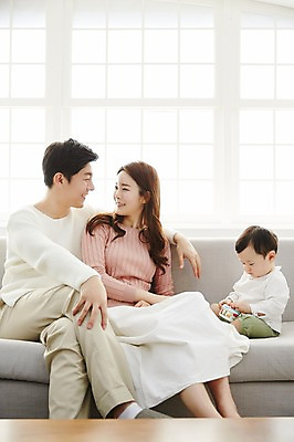 포토 JPG 응시 여자 남자 아들 거실 가족 놀이 엄마 실내 웃음 앉기 상반신 성인 앞모습 세명 30대 소파 장난감 마주보기 화목 한국인 아기 가족라이프 아빠 국내포토 라이프스타일 시선 뷰포인트 컨셉 의자 관계 모션 표정 사람 동양인 내부 장년 파일형식