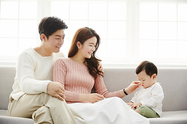 포토 JPG 응시 여자 남자 아들 거실 가족 놀이 엄마 실내 웃음 앉기 상반신 성인 옆모습 세명 30대 소파 화목 한국인 아기 가족라이프 아빠 국내포토 라이프스타일 시선 뷰포인트 컨셉 의자 관계 모션 표정 사람 동양인 내부 장년 파일형식