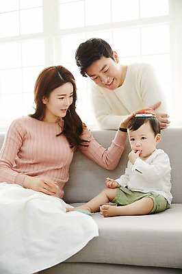 포토 JPG 전신 응시 여자 남자 아들 거실 장난 가족 엄마 실내 서기 웃음 앉기 상반신 성인 앞모습 세명 30대 소파 화목 한국인 아기 가족라이프 아빠 국내포토 라이프스타일 시선 뷰포인트 컨셉 의자 관계 모션 표정 사람 동양인 내부 장년 파일형식