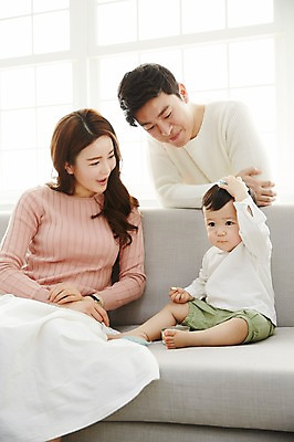 포토 JPG 전신 응시 여자 남자 아들 거실 장난 가족 엄마 실내 서기 웃음 앉기 상반신 성인 앞모습 세명 30대 소파 화목 한국인 아기 가족라이프 아빠 국내포토 라이프스타일 시선 뷰포인트 컨셉 의자 관계 모션 표정 사람 동양인 내부 장년 파일형식