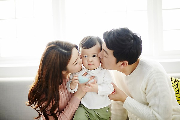 포토 JPG 여자 남자 아들 거실 가족 안기 엄마 키스 실내 웃음 앉기 상반신 성인 앞모습 세명 30대 소파 화목 한국인 아기 가족라이프 아빠 국내포토 라이프스타일 뷰포인트 컨셉 의자 관계 모션 표정 사람 동양인 내부 장년 애정표현 파일형식