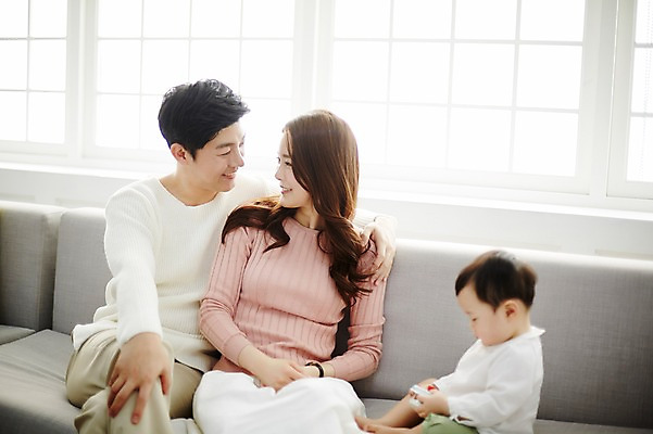포토 JPG 전신 응시 여자 남자 아들 거실 가족 엄마 실내 웃음 앉기 성인 앞모습 아웃포커스 세명 30대 소파 마주보기 화목 한국인 아기 가족라이프 아빠 국내포토 라이프스타일 시선 뷰포인트 컨셉 의자 관계 모션 촬영기법 표정 사람 동양인 내부 장년 파일형식