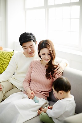 포토 JPG 응시 여자 남자 아들 거실 가족 놀이 엄마 실내 웃음 들기 앉기 상반신 성인 앞모습 뒷모습 세명 30대 소파 장난감 화목 한국인 아기 가족라이프 아빠 국내포토 라이프스타일 시선 뷰포인트 컨셉 의자 관계 모션 표정 사람 동양인 내부 장년 파일형식