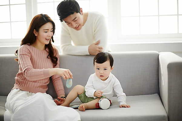 포토 JPG 전신 응시 여자 남자 아들 거실 가족 엄마 실내 서기 웃음 들기 앉기 상반신 성인 앞모습 세명 30대 소파 장난감 화목 한국인 아기 가족라이프 아빠 국내포토 라이프스타일 시선 뷰포인트 컨셉 의자 관계 모션 표정 사람 동양인 내부 장년 파일형식