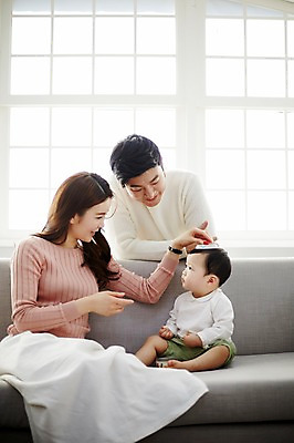 포토 JPG 전신 응시 여자 남자 아들 거실 장난 가족 엄마 실내 서기 웃음 앉기 상반신 성인 앞모습 세명 30대 소파 화목 한국인 아기 가족라이프 아빠 국내포토 라이프스타일 시선 뷰포인트 컨셉 의자 관계 모션 표정 사람 동양인 내부 장년 파일형식