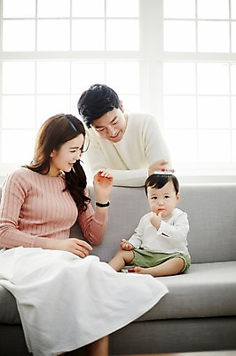 포토 JPG 전신 응시 여자 남자 아들 거실 장난 가족 엄마 실내 웃음 앉기 상반신 성인 앞모습 세명 30대 소파 화목 한국인 아기 가족라이프 아빠 국내포토 라이프스타일 시선 뷰포인트 컨셉 의자 관계 모션 표정 사람 동양인 내부 장년 파일형식