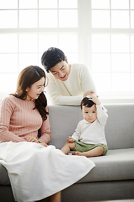 포토 JPG 응시 여자 남자 아들 거실 장난 가족 엄마 실내 서기 웃음 앉기 상반신 성인 앞모습 세명 30대 소파 화목 한국인 아기 가족라이프 아빠 국내포토 라이프스타일 시선 뷰포인트 컨셉 의자 관계 모션 표정 사람 동양인 내부 장년 파일형식 가구 인종 생활 생활용품 오브젝트