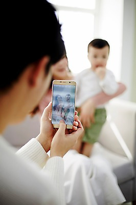 포토 JPG 응시 여자 남자 아들 거실 가족 엄마 실내 서기 앉기 상반신 성인 뒷모습 아웃포커스 세명 30대 스마트폰 소파 사진촬영 화목 한국인 아기 가족라이프 아빠 국내포토 라이프스타일 시선 뷰포인트 컨셉 의자 관계 모션 촬영기법 사람 동양인 내부 장년 핸드폰 스마트기기 촬영 파일형식