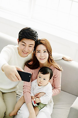 포토 JPG 응시 여자 남자 아들 가족 안기 엄마 실내 웃음 들기 앉기 상반신 성인 앞모습 세명 30대 스마트폰 소파 화목 한국인 아기 가족라이프 아빠 셀프카메라 국내포토 라이프스타일 시선 뷰포인트 컨셉 의자 관계 모션 표정 사람 동양인 내부 장년 핸드폰 스마트기기 사진촬영 파일형식